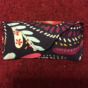 VERA BRADLEY MODERN MEDLEY HARD SHELL MAGNETIC EYEGLASS SUNGLASS CASE NWOT